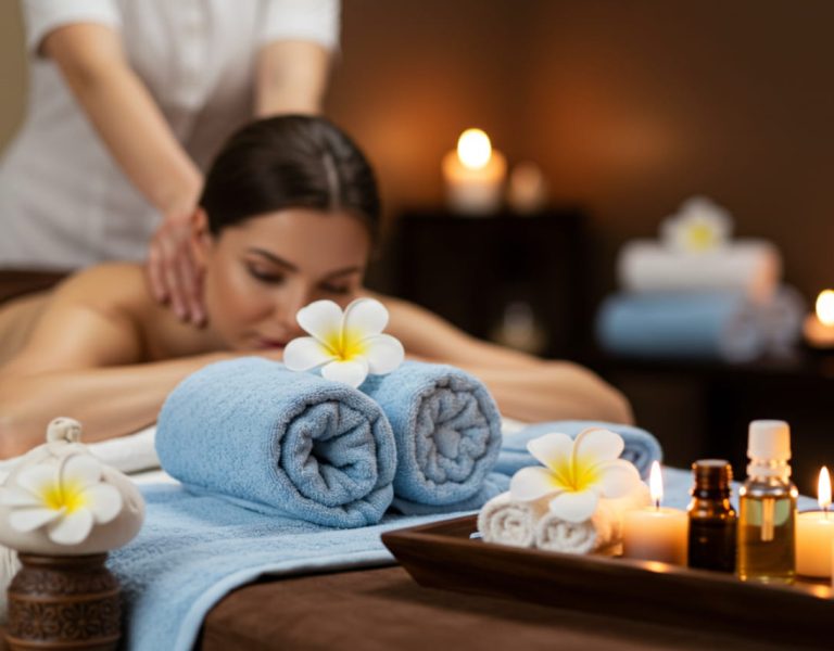 Mujer disfrutando de masajes relajantes en spa de lujo con tonos marrón y azul claro